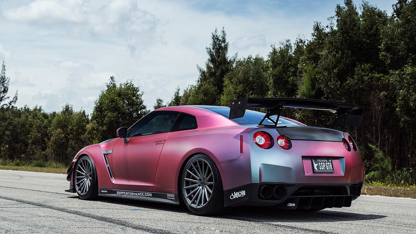 日产GT-R R35改装车 高清桌面壁纸，驾驭视觉的机械艺术